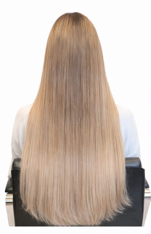Nachher, von hinten: sehr langes, glattes helles Blond mit Glanz