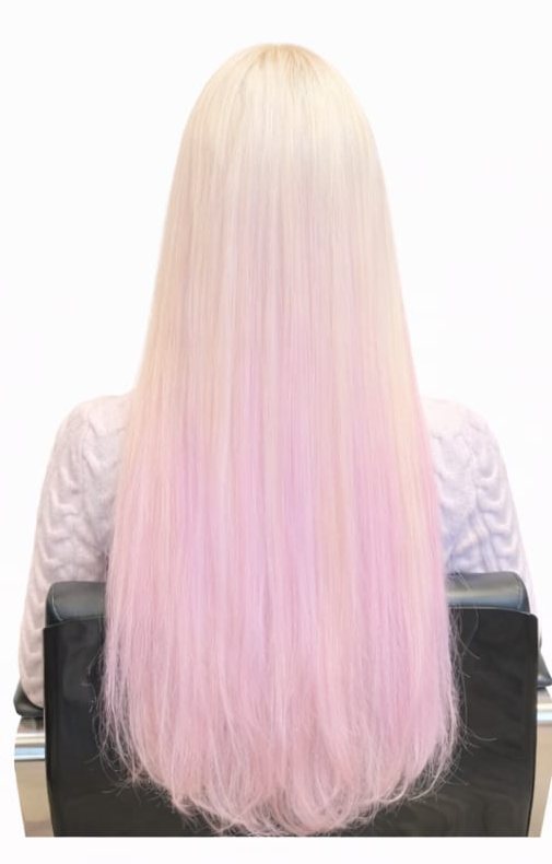 Nachher, von hinten: sehr langes glattes Blond, das in Pastellrosa ausläuft