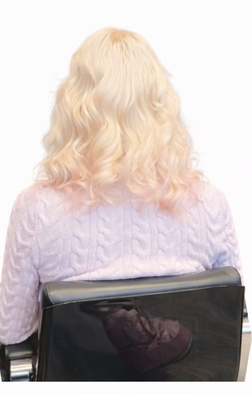 Vorher, von hinten: schulterlanges Platinblond mit gewellten Spitzen