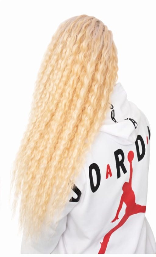 Nachher, von hinten: sehr lange blonde Wellen, der Undercut ist verdeckt