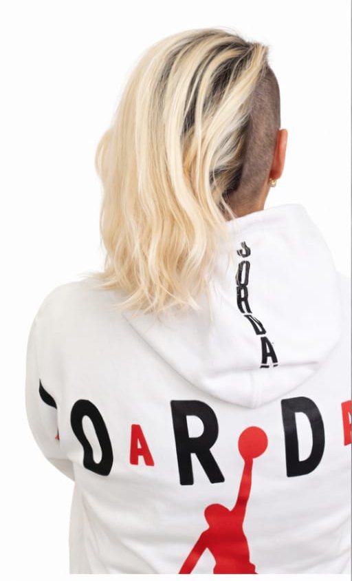 Vorher, von hinten: schulterlanges blondes Haar mit ausrasiertem Undercut