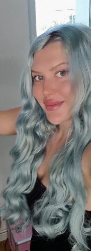 Paula mit langem, blau gefärbtem Haar