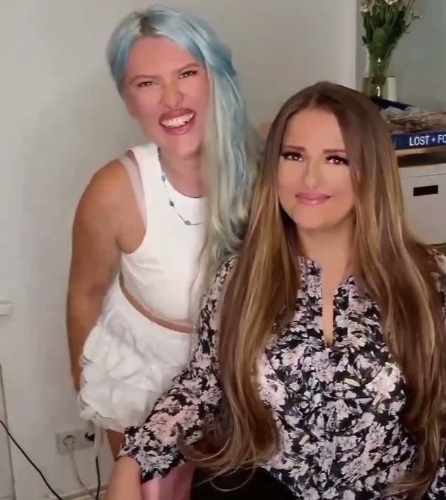 Paula und eine Kundin lachen zusammen