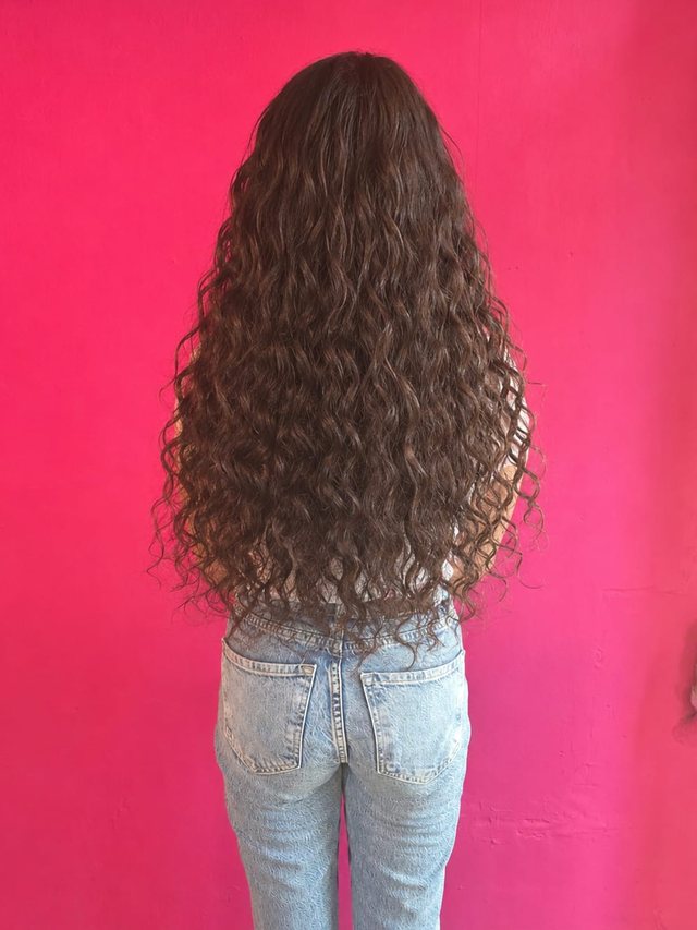 Nachher: lange braune Locken bis zur Hüfte