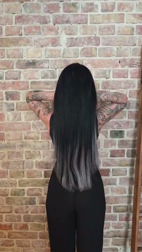 Video: schwarzes Haar wird zu silbernem Ombré