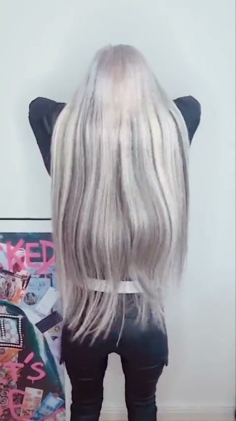 Video: platinblondes Haar, kurz und danach sehr lang
